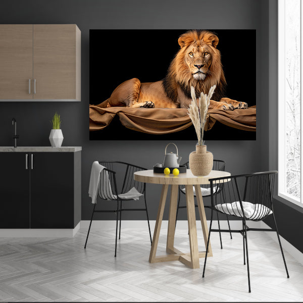 Rustende Leeuw op Stoffen Achtergrond poster