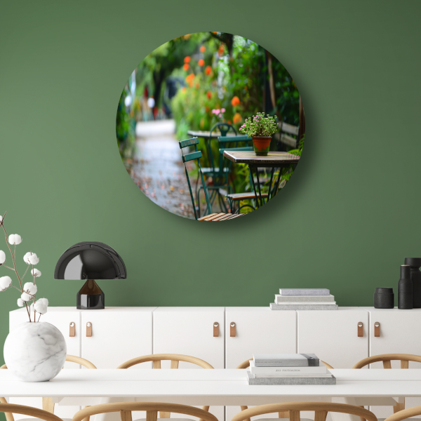 Moderne kamerplant op houten tafel aluminium muurcirkel