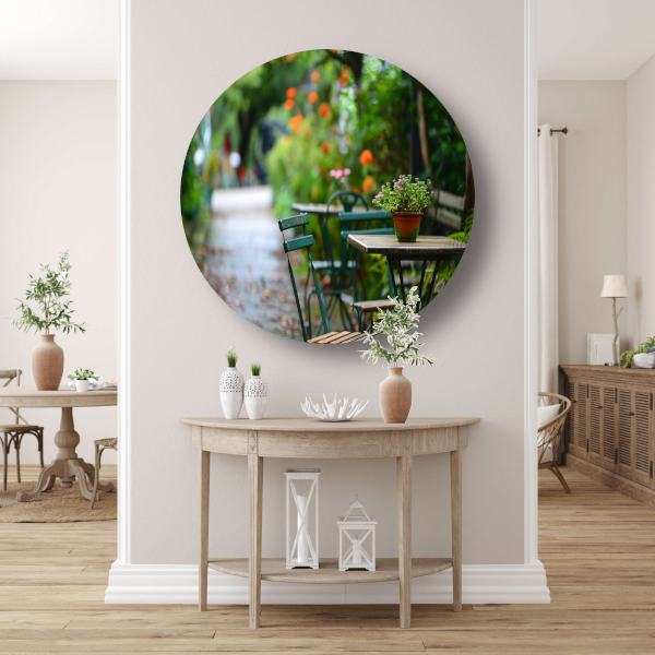 Moderne kamerplant op houten tafel aluminium muurcirkel