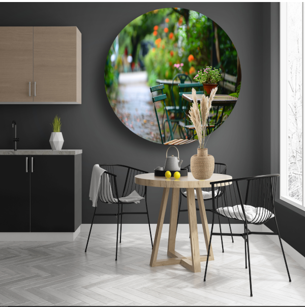 Moderne kamerplant op houten tafel aluminium muurcirkel