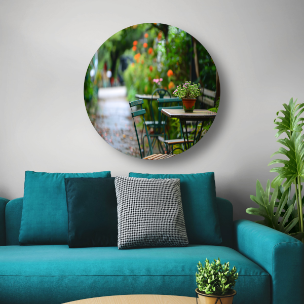 Moderne kamerplant op houten tafel aluminium muurcirkel