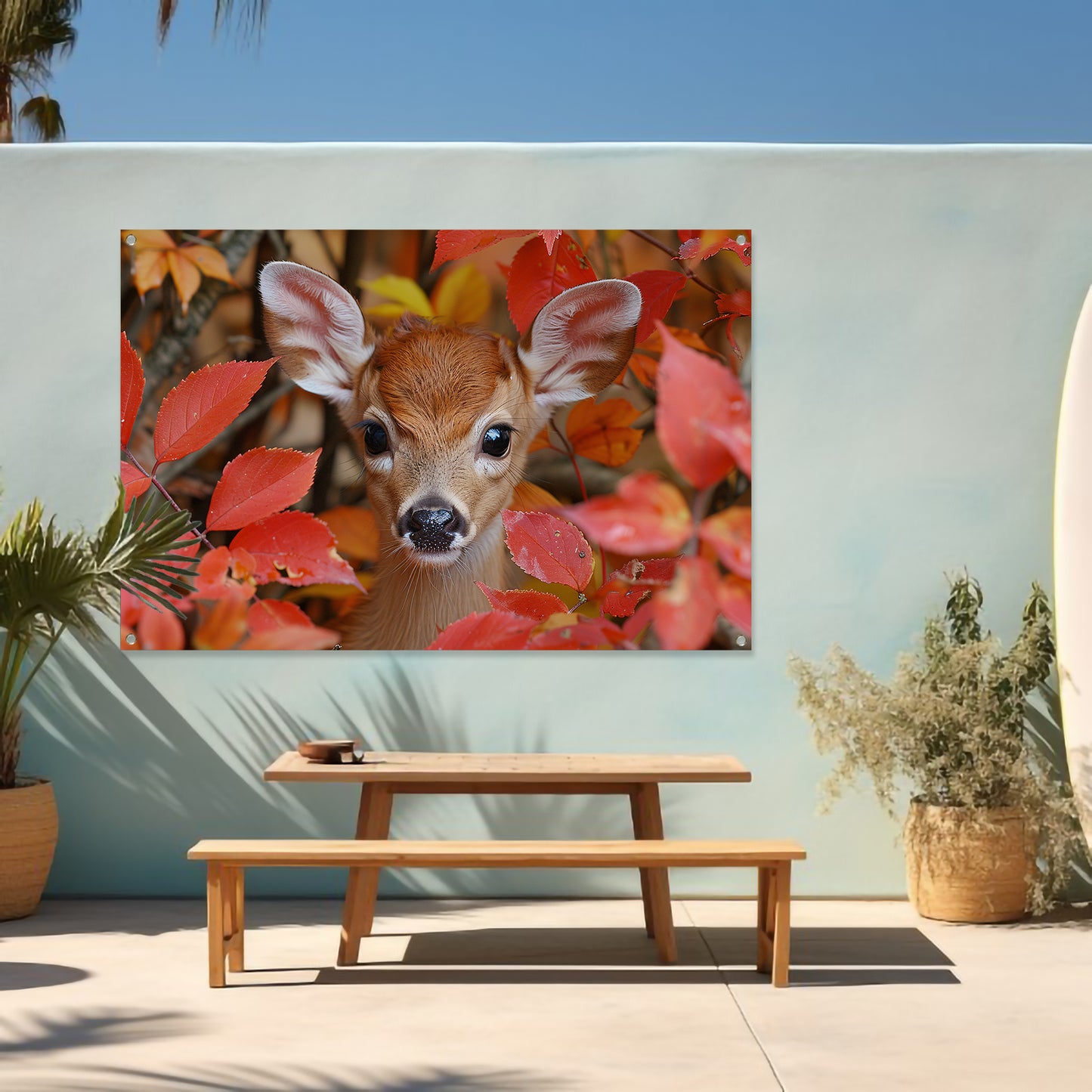 Hert verscholen in herfstbladeren tuinposter