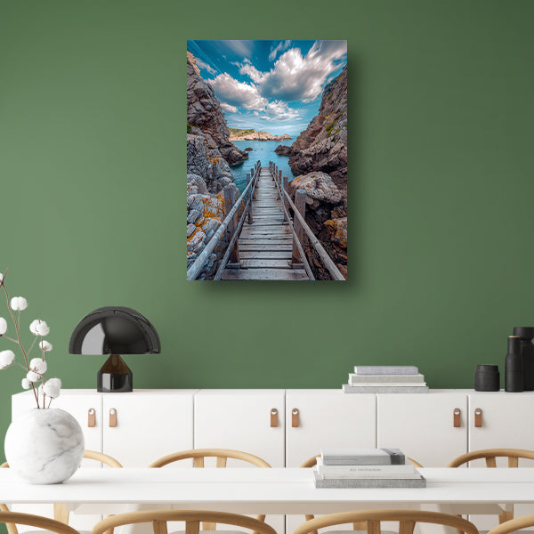 Houten loopbrug naar zee omringd door rotsen canvas met baklijst