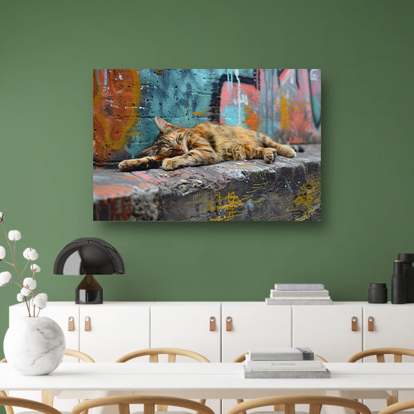 Slapende kat bij gekleurde muur canvas