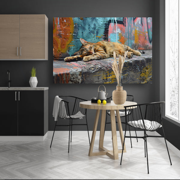 Slapende kat bij gekleurde muur canvas