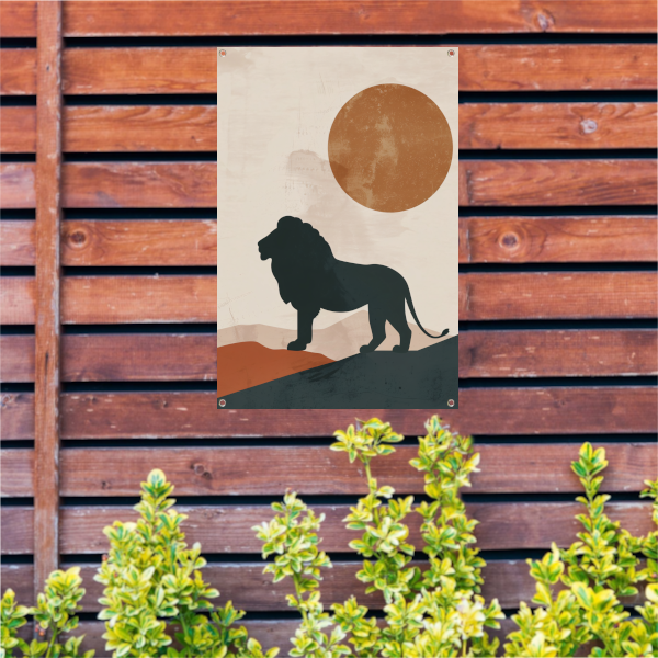 Leeuw silhouet tegen oranje zon in minimalistische stijl tuinposter