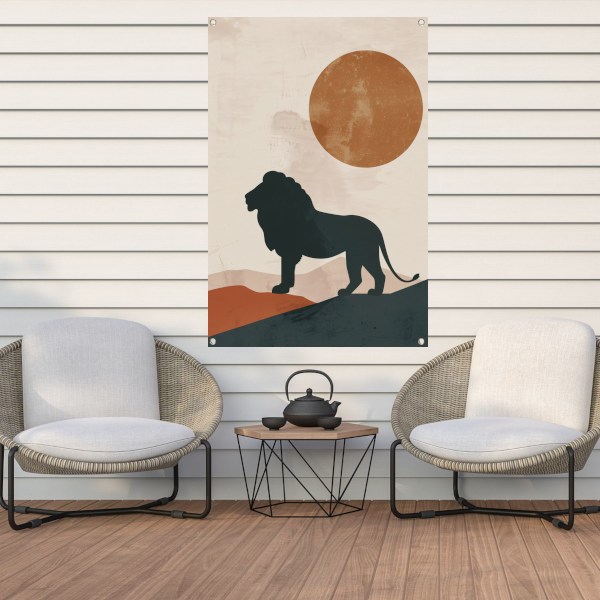 Leeuw silhouet tegen oranje zon in minimalistische stijl tuinposter
