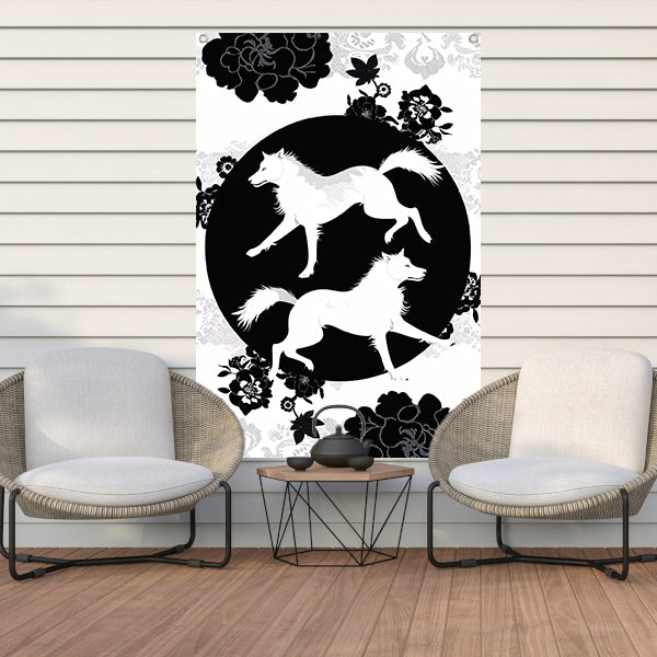 Zwart-wit silhouet van dansende wolven en bloemen tuinposter