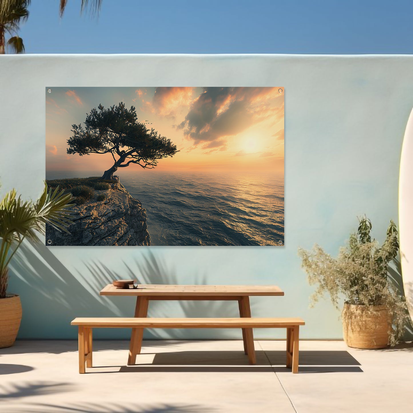 Eenzame boom op klif bij zonsondergang tuinposter