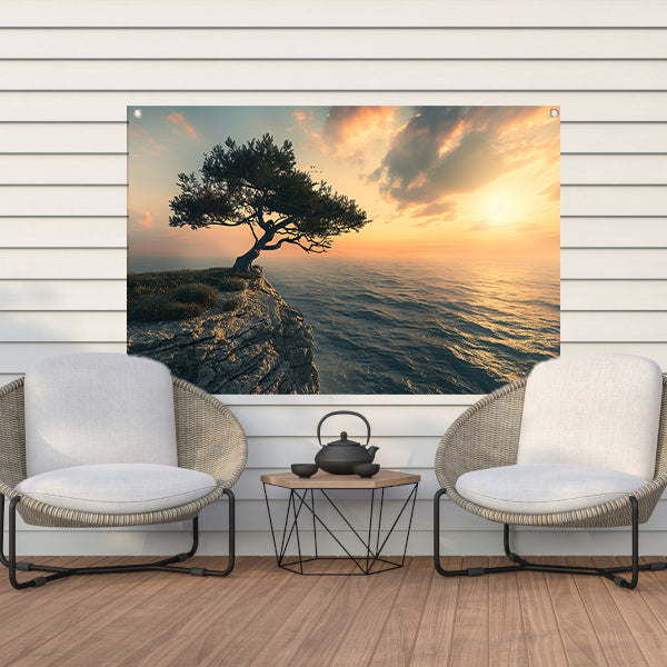 Eenzame boom op klif bij zonsondergang tuinposter