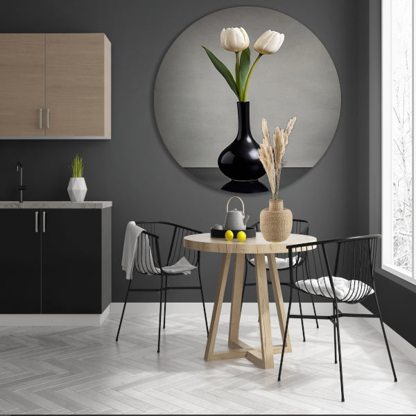 Minimalistische Witte Tulpen in Zwarte Vaas aluminium muurcirkel