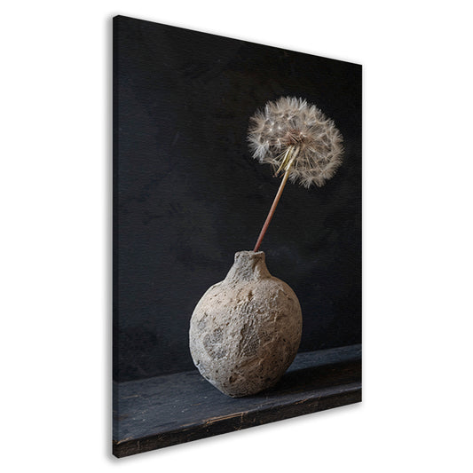Oude vaas met delicate paardenbloem canvas