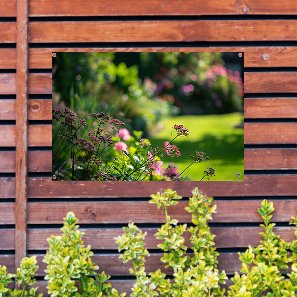 Levendige bloemen in een zonovergoten tuin tuinposter