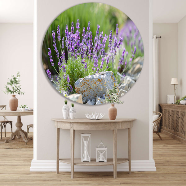 Lavendelbloemen in bloei naast grijsbruine rotsen aluminium muurcirkel