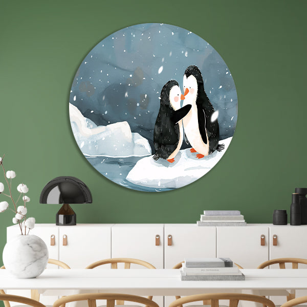 Knuffelende pinguïns in een winterse sneeuwbui forex muurcirkel