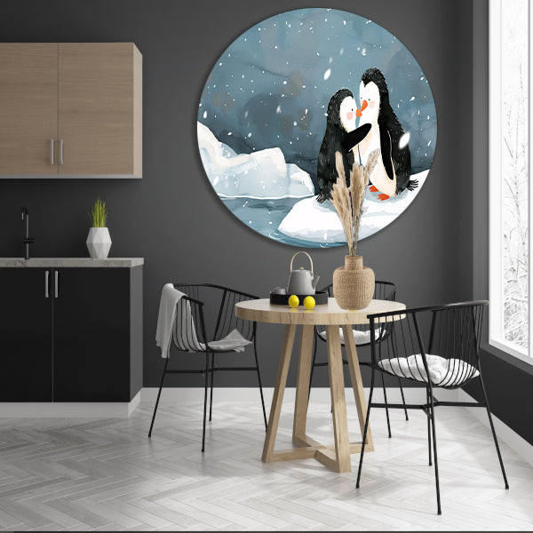 Knuffelende pinguïns in een winterse sneeuwbui forex muurcirkel