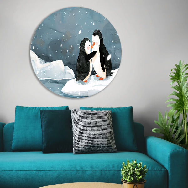 Knuffelende pinguïns in een winterse sneeuwbui forex muurcirkel