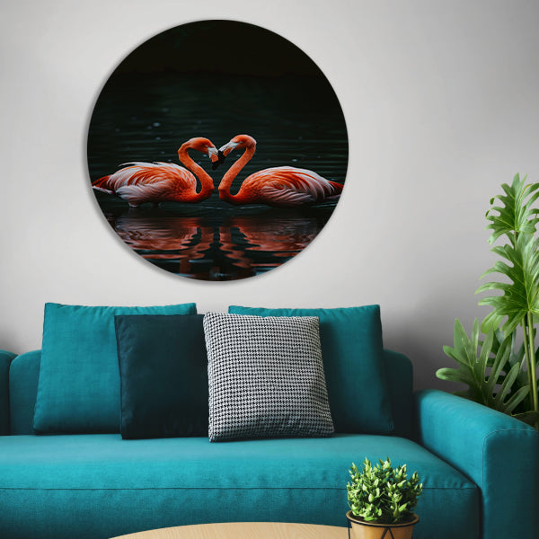 Twee felgekleurde flamingo’s in donkere water forex muurcirkel