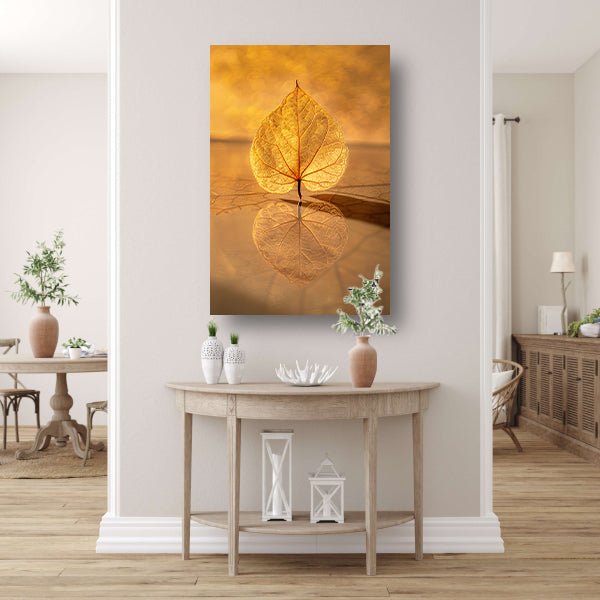 Blad perfect weerspiegeld in gouden licht canvas