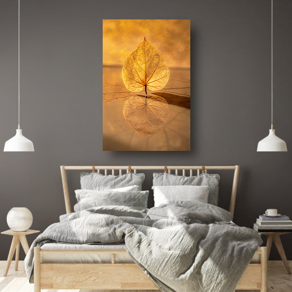 Blad perfect weerspiegeld in gouden licht canvas