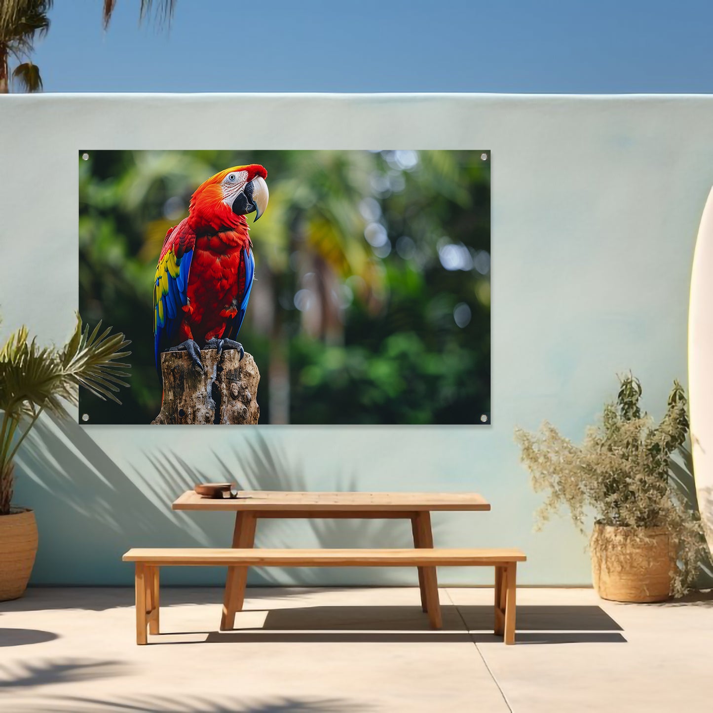 Kleurrijke realistische papegaai op een boomstronk tuinposter