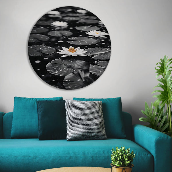 Zwart-wit foto van waterlelies op water aluminium muurcirkel