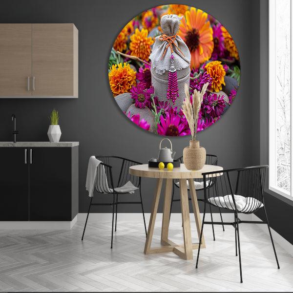 Paarse bloemen met tas aluminium muurcirkel