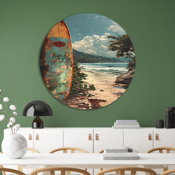 Verlaten surfplank op tropisch strand aluminium muurcirkel