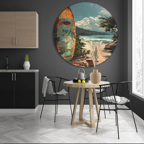 Verlaten surfplank op tropisch strand aluminium muurcirkel