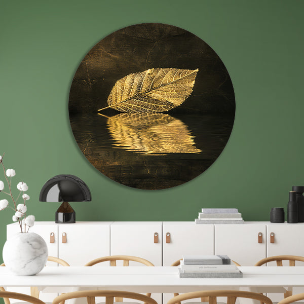 Verguld blad drijvend op sepia water aluminium muurcirkel