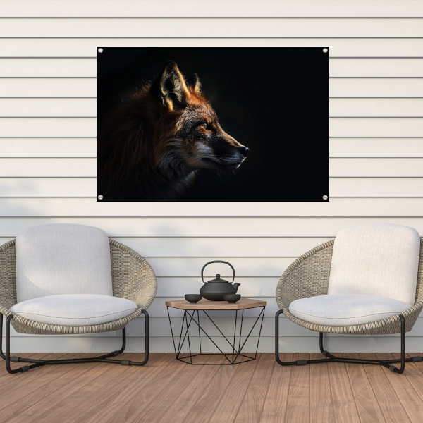 Scherp contrast van vos in avondschemer tuinposter