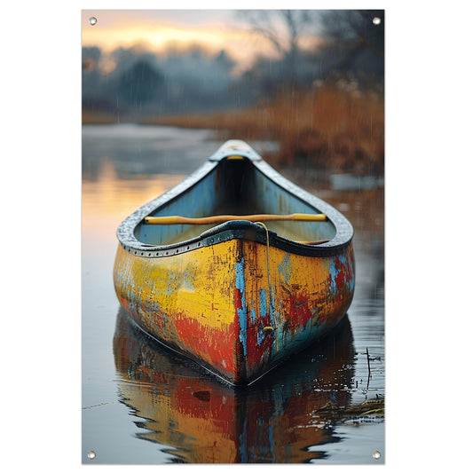 Kleurrijk kano in rustig water tuinposter