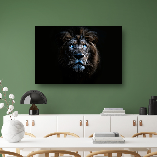 Indrukwekkende leeuw met hypnotiserende blauwe ogen poster
