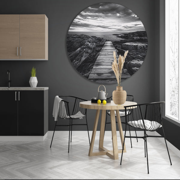 Houten steiger tussen rotsen naar open zee aluminium muurcirkel