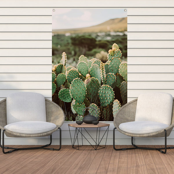 Levendige groene cactussen in weids landschap tuinposter