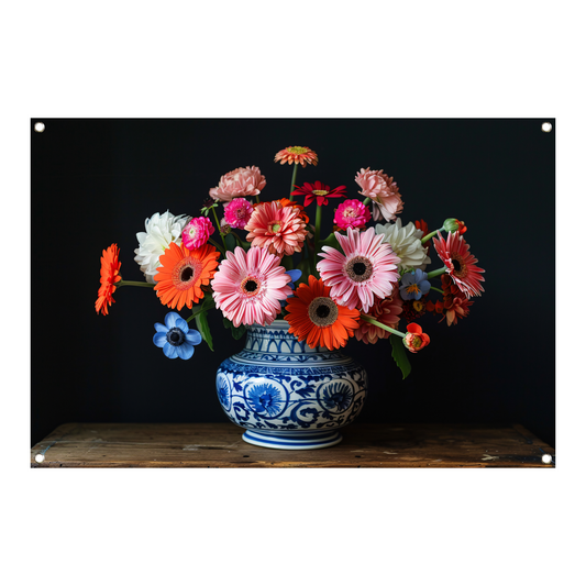 Uitgebreide collectie bloemen in een decoratieve vaas tuinposter