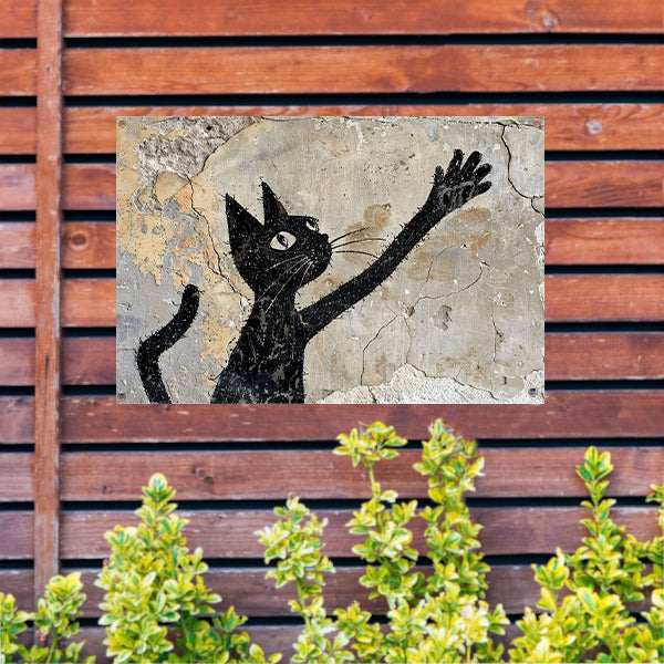 Zwarte kat op verweerde muur reikend omhoog tuinposter