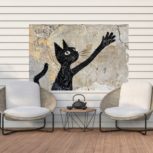Zwarte kat op verweerde muur reikend omhoog tuinposter