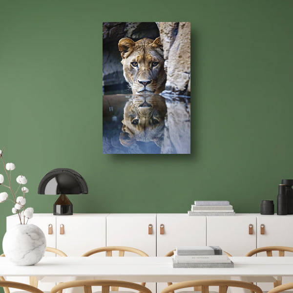 Leeuw Weerspiegeld in Water poster