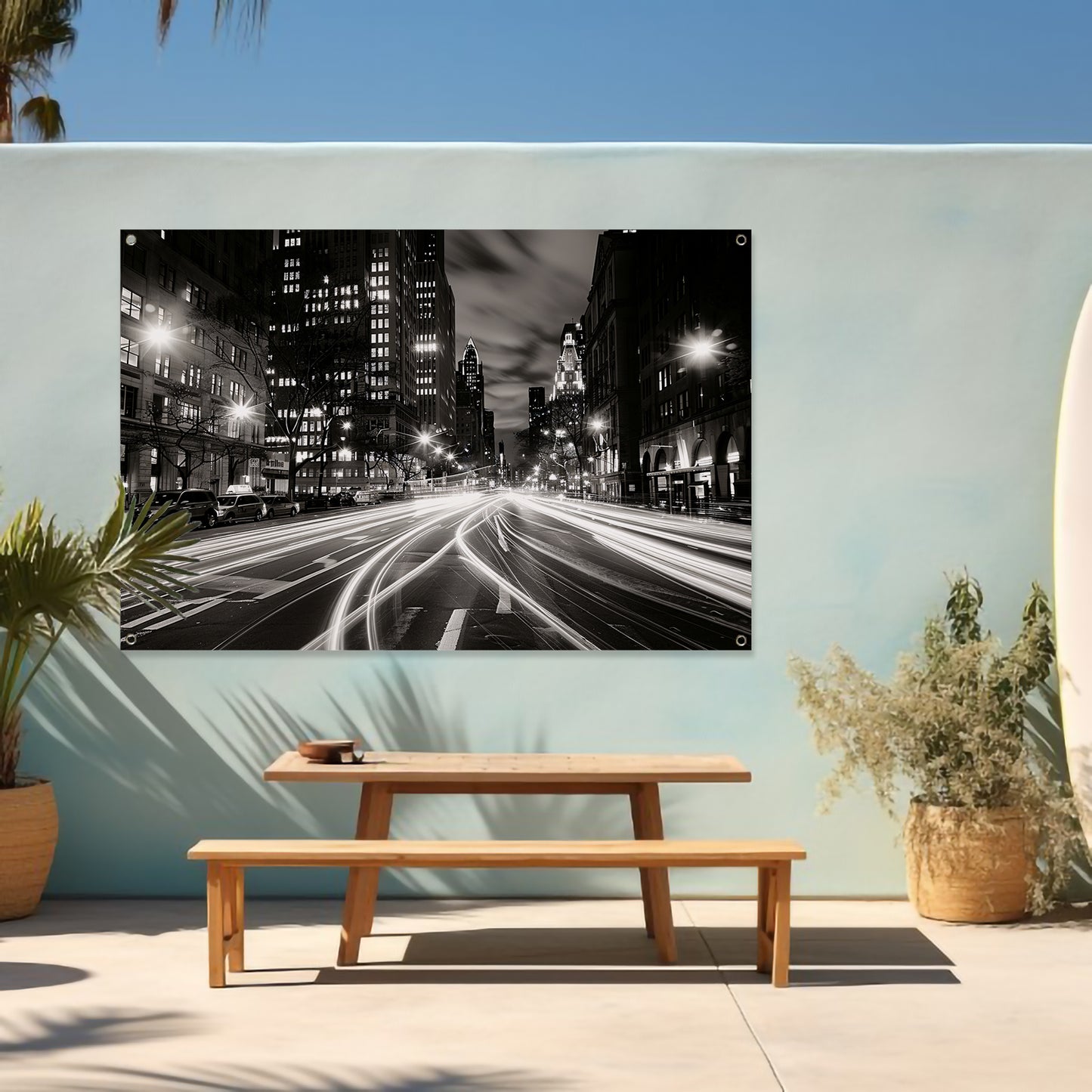 Lichtstrepen door een nachtelijke stad tuinposter