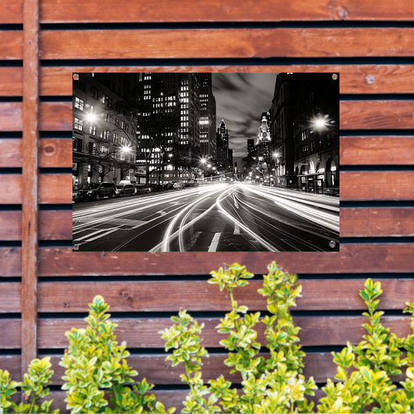 Lichtstrepen door een nachtelijke stad tuinposter