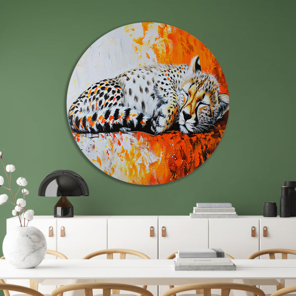 Slapende cheeta met kleurrijke oranje achtergrond aluminium muurcirkel