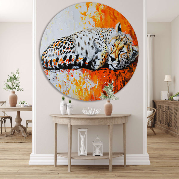 Slapende cheeta met kleurrijke oranje achtergrond aluminium muurcirkel