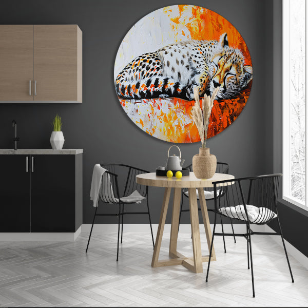 Slapende cheeta met kleurrijke oranje achtergrond aluminium muurcirkel