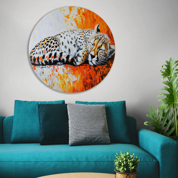 Slapende cheeta met kleurrijke oranje achtergrond aluminium muurcirkel