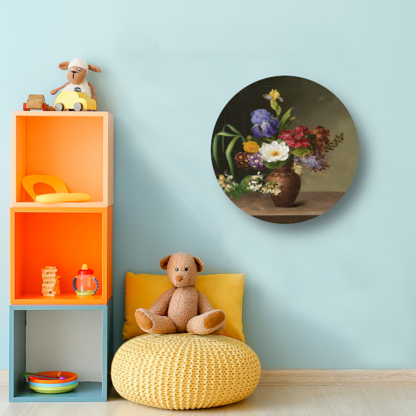 Vaas in Griekse stijl met iris, zuring en kamperfoelie - Hermania Neergaard aluminium muurcirkel