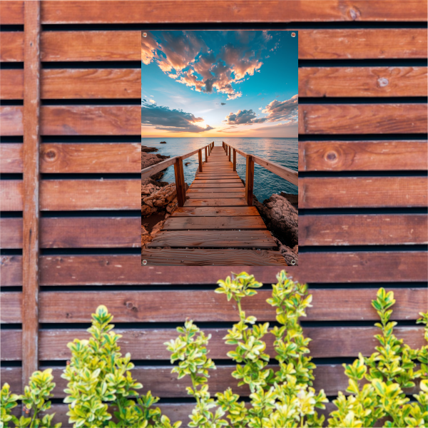 Houten steiger bij zonsondergang, rustgevend zeezicht tuinposter