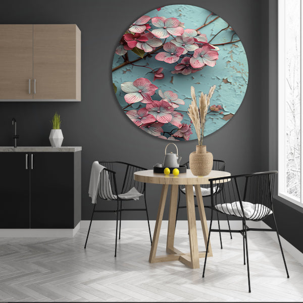 Roze bloemen tegen verweerde blauwe muur aluminium muurcirkel