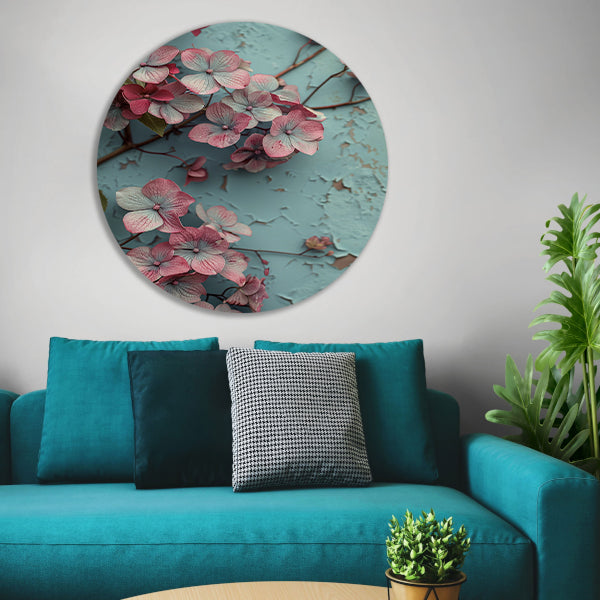 Roze bloemen tegen verweerde blauwe muur aluminium muurcirkel