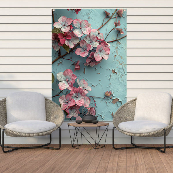 Roze bloemen tegen verweerde blauwe muur tuinposter